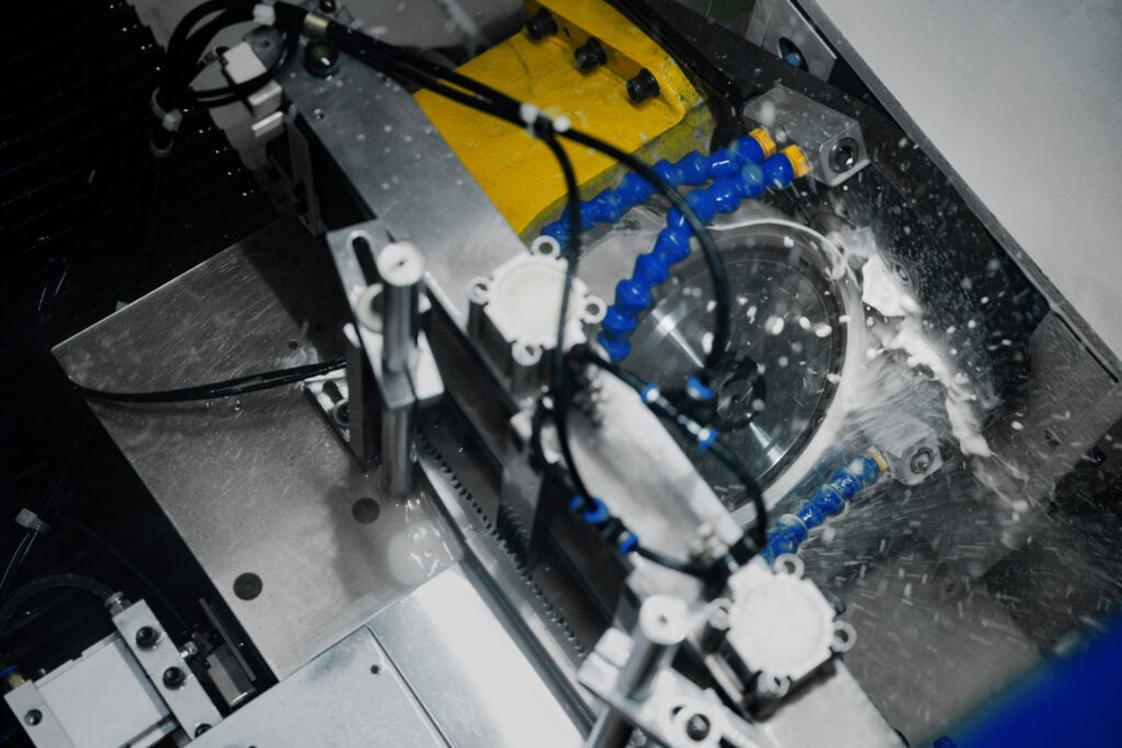 P03 1 S04 锯片磨齿，突出精湛的制造工艺