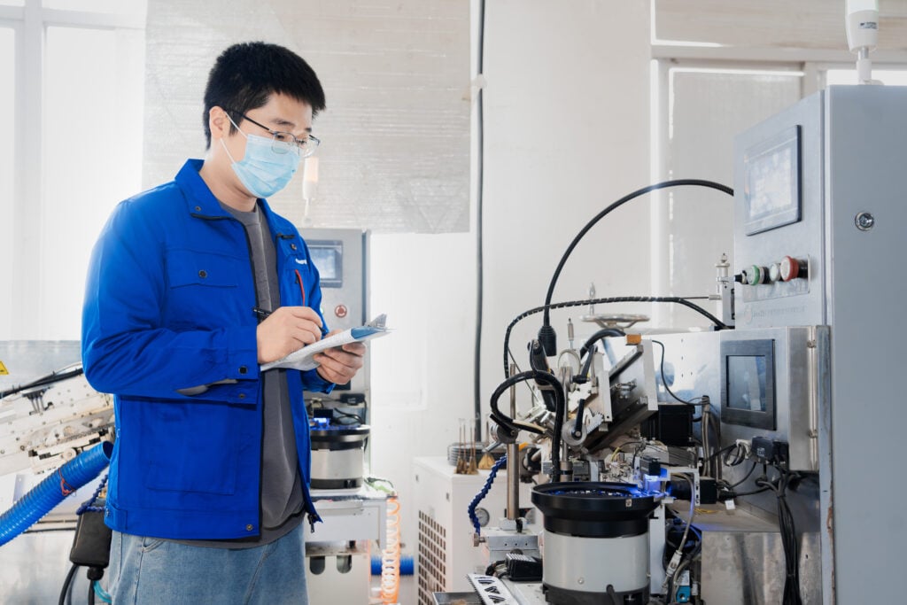 P04 2 S03 质检人员在做质检记录